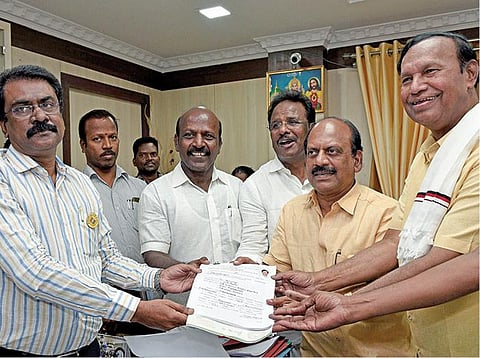 தமிழகத்தில் தேர்தல் களம் சூடுபிடித்தது; அதிமுக, திமுக வேட்பாளர்கள் மனுதாக்கல்:மக்களவை, சட்டப்பேரவை தொகுதிகளுக்கு ஒரே நாளில் 225 மனுக்கள் குவிந்தன