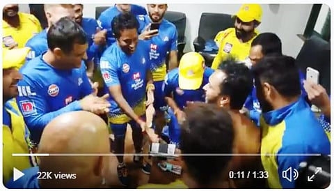 மேல் சட்டையின்றி கேதார் ஜாதவ்...: பிறந்தநாள் கொண்டாடிய சிஎஸ்கே அணி: தள்ளிநின்று ரசித்த தோனி