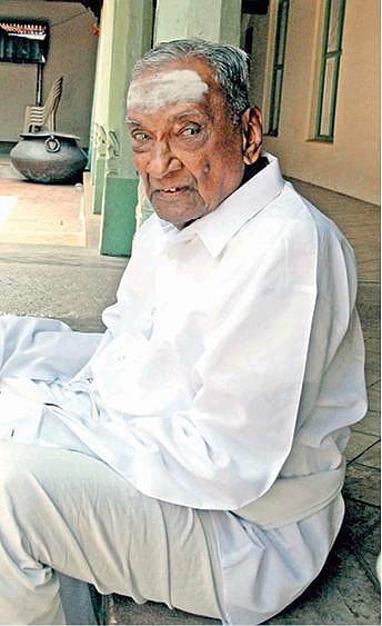 நாடு சுதந்திரம் அடைஞ்சதுலேர்ந்து ஓட்டு போடாம இருந்ததே இல்ல!- சிவங்கையின்
சீனியர் வாக்காளர்