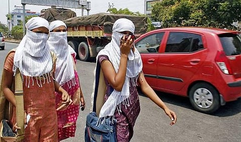 10 மாவட்டங்களில் சதம் அடிக்கும் வெயில்;
வானிலை ஆய்வு மையம் தகவல்