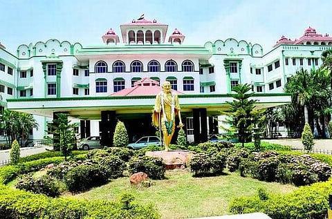 அதிமுக வழக்கறிஞர் பிரிவு நிர்வாகிக்கு லோக் ஆயுக்தா அமைப்பில் பதவி: உயர் நீதிமன்றம் இடைக்காலத் தடை