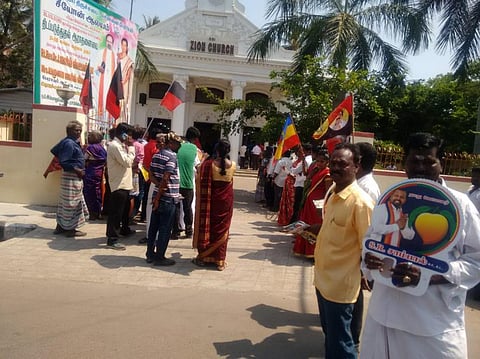 சர்ச் வாசலில் மக்களுக்காகக் காத்திருக்கும் திமுக, பாமகவினர்