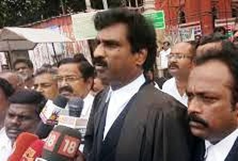 வாக்குச்சாவடிகளை கைப்பற்ற அதிமுகவினர் திட்டம்: தலைமை தேர்தல் அதிகாரியிடம் திமுக புகார்