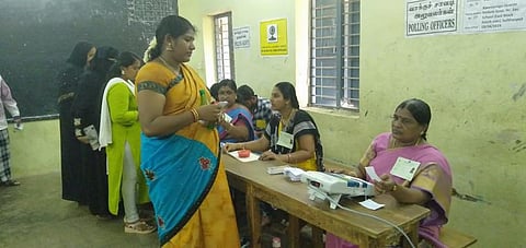 புதுச்சேரியில் பெண்களே நிர்வகித்த 7 வாக்குச்சாவடிகள்: வியப்புடன் வாக்களித்த வாக்காளர்கள்