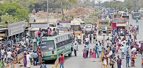 ஆபத்தான முறையில் மேற்கூரையில் பயணித்த மக்கள்