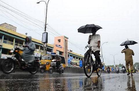 வங்கக் கடலில் 26-ம் தேதி காற்றழுத்த தாழ்வுப்பகுதி உருவாக வாய்ப்பு: தாழ்வு மண்டலமாக வலுப்பெற்று தமிழகத்தில் மழை பெய்யும் - சென்னை வானிலை ஆய்வு மையம் தகவல்
