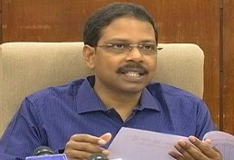 மதுரை வட்டாட்சியர் அத்துமீறி நுழைந்த விவகாரம்: வாக்குப்பதிவு எந்திரம் உள்ள அறையில் 24 மணி நேரமும் கட்சியினர் காவலிருக்க அனுமதி: தமிழக தலைமை தேர்தல் அதிகாரி
