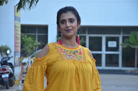 நம் சொந்த விஷயங்களில் எப்படி நீதிமன்றங்கள் தலையிட முடியும்? - கஸ்தூரி காட்டம்