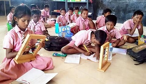 அரசுப் பள்ளிகளை தனியார் நிறுவனங்களுக்கு தத்துக் கொடுக்கலாமா?- ஓர் அலசல்
