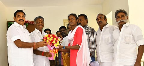 அதிமுக சார்பாக கோமதி மாரிமுத்துவுக்கு ரூ.15 லட்சம் நிதியுதவி: ஓபிஎஸ்-இபிஎஸ் வழங்கினர்