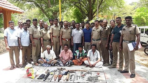 பொள்ளாச்சி அருகே மான் வேட்டையாடிய 4 பேர் கைது; மான்கொம்பு, தோட்டாக்கள் பறிமுதல்