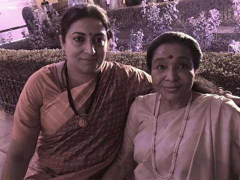 கூட்டத்தில் சிக்கித் தவித்த பாடகி ஆஷா போன்ஸ்லே: உதவிக்கரம் நீட்டிய ஸ்மிருதி இரானி