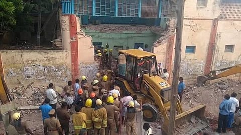 கர்நாடகாவில் வீட்டின் கூரை இடிந்து விழுந்ததில் 3 பேர் பலி; நால்வர் படுகாயம்