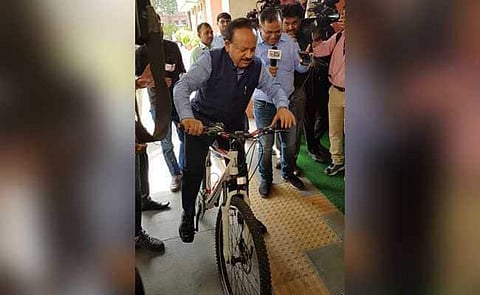 அமைச்சராக பொறுப்பேற்க அலுவலகத்துக்கு சைக்கிளில் வந்த மத்திய சுகாதாரத் துறை அமைச்சர்