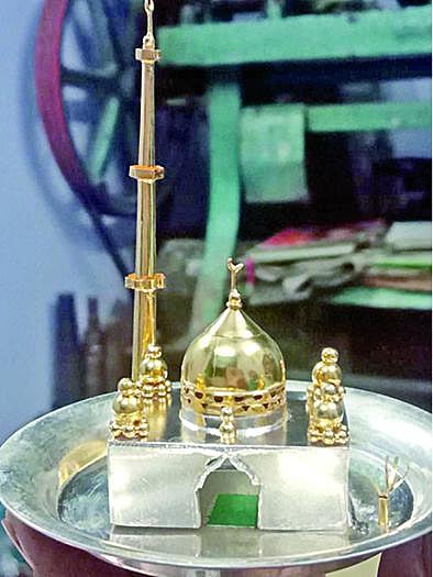 ரம்ஜான் பண்டிகையையொட்டி 6.5 கிராம் தங்கத்தினாலான மசூதி: ஆம்பூர் நகை தொழிலாளி அசத்தல்