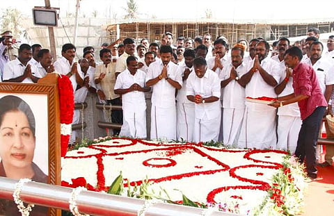 எம்.ஜி.ஆர்., ஜெயலலிதா நினைவிடங்களில் துணை முதல்வர் ஓபிஎஸ், எம்.பி.ரவீந்திரநாத் அஞ்சலி