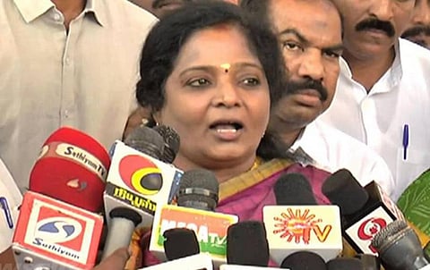 அரசியலுக்காக மாணவர்களிடம் அவநம்பிக்கை ஏற்படுத்தும் தலைவர்கள்: தமிழிசை வருத்தம்