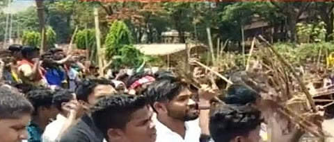 தெய்வமாக வழிபடும் மலையை வெட்டாதீர்கள் சுரங்கப்பணிகளை எதிர்த்து நூற்றுக்கணக்கான பழங்குடிகள் ஆர்ப்பாட்டம்