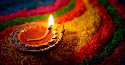 தாமரைத் திரியால் விளக்கேற்றினால் பதவி உயர்வு நிச்சயம்!