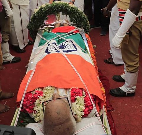 புதுச்சேரி முன்னாள் முதல்வர் ஜானகிராமன் உடல் அரசு மரியாதையுடன் அடக்கம்: ஸ்டாலின் நேரில் அஞ்சலி