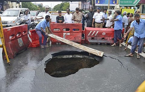 சென்னை மத்திய கைலாஷ் சாலையில் 6 அடி ஆழத்தில் பள்ளம்: திடீரென ஏற்பட்டதால் பரபரப்பு