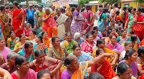 தேனி எஸ்.பி. தாக்கப்பட்ட சம்பவத்தில் 200 பேர் மீது 10 பிரிவுகளின் கீழ் வழக்கு பதிவு