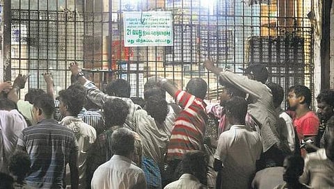 தாராளமாய் கிடைக்கும் மது... தள்ளாடும் தமிழகம்!