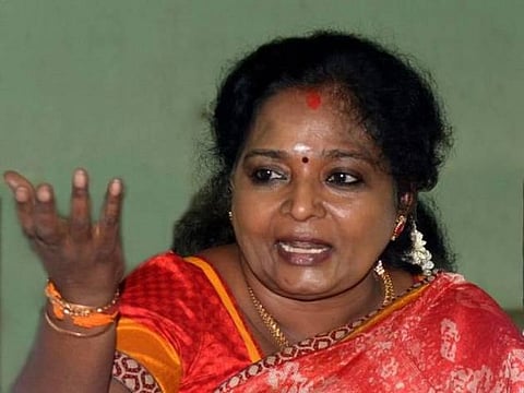 தமிழில் உறுதிமொழி; ஆங்கிலத்தில் கையொப்பமா?- எம்.பி.க்களுக்கு தமிழிசை கேள்வி