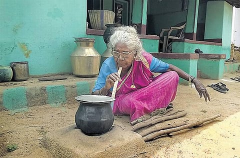 ஓட்டு போடவந்த என் முகத்தில் கரியைப் பூசிவிட்டனர்: கொல்லங்குடி கருப்பாயி வேதனை