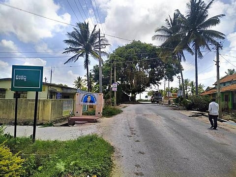 கர்நாடகாவின் ஹூலிகல் கிராமத்தில் முடிவெட்டிக் கொள்ள 8 கிமீ செல்ல வேண்டிய நிலையில் தலித் மக்கள்