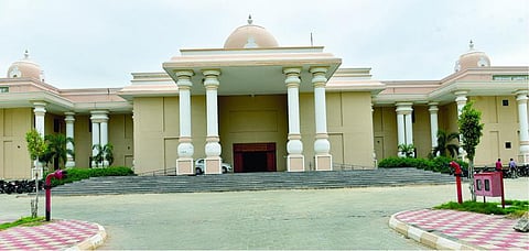 6 மாதங்களாக இயக்குநர் பணியிடம் காலி: மதுரை உலக தமிழ்ச்சங்க செயல்பாடு மந்தம் - தமிழ் ஆய்வு நூல்கள், காப்பியங்கள் இல்லை என புகார்