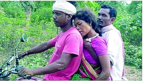 ஆம்புலன்ஸ் மறுக்கப்பட்டதால் ரத்தப்போக்கு, மயக்க நிலையில் பைக்கில் மருத்துவமனைக்கு கொண்டு வரப்பட்ட கர்ப்பிணி