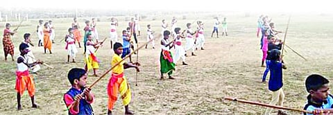 தமிழகத்தில் அழிந்து வரும் நாட்டுப்புறக் கலைகளை இலவசமாகக் கற்றுத்தரும் இளைஞர்
