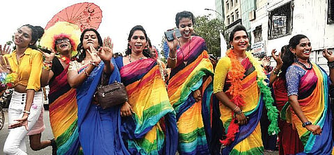 வட்டத்துக்கு வெளியே: மாற்றுப் பாலினத்தவரின் மகிழ்ச்சிப் பேரணி
