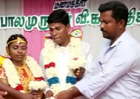 நீர்நிலைகளைத் தூர்வார நிதி: மணமேடையில் அளித்த புதுமணத் தம்பதி