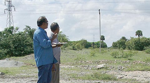 சந்திரயான் ஆராய்ச்சிக்காக, நாமக்கல் மாவட்டம் சித்தம்பூண்டியில் அரியவகை மண் படிவத்தை எடுப்பதற்கான ஆராய்ச்சியில் ஈடுபட்ட பேராசிரியர் எஸ்.அன்பழகன். (கோப்பு படம்)