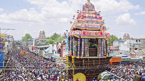 திருநெல்வேலி நெல்லையப்பர் கோயில் ஆனிப்பெருந் திருவிழாவில் நேற்று தேரோட்டம் நடைபெற்றது. பல்லாயிரக்கணக்கான பக்தர்கள் பக்தி பரவசத்துடன் படங்கள்: மு.லெட்சுமி அருண்