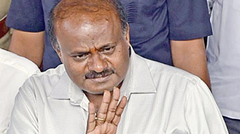 சட்டப்பேரவை தலைவருடன் ஆலோசித்து விட்டு வெளியே வரும் கர்நாடகா முதல்வர் குமாரசாமி. படம்: கே.முரளிக்குமார்