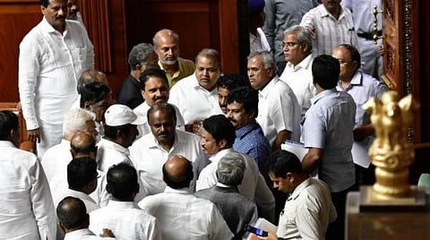 ‘‘விவாதம் என்றால் ஏன் பதறுகிறீர்கள்’’ - எடியூரப்பாவுடன் குமாரசாமி கடும் வாக்குவாதம்