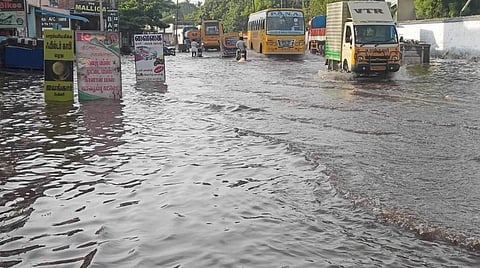 சாலையில் ஆறாக பெருக்கெடுத்து ஓடிய குடிநீர்