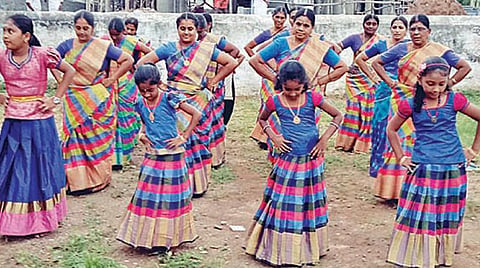 ஜல்லிக்கட்டு போராட்டத்தால் உயிர்த்தெழுந்த பவளக்கொடி மற்றும் வள்ளி கும்மி!