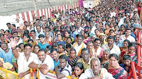 அத்திவரதரை தரிசிக்க நீண்ட வரிசையில் 3 மணி நேரத்துக்கும் மேலாக காத்திருந்த பக்தர்கள். படங்கள்: எம்.முத்துகணேஷ்