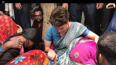 சோன்பத்ரா நிலத் தகராறில் சுட்டுக் கொல்லப்பட்டவர்கள் உறவினர்களை சந்தித்தார் பிரியங்கா