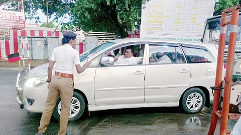 ரங்கசாமி குளம் அருகே மாற்றுப்பாதையில் செல்லாமல் பெண் காவலரிடம் வாக்கு வாதத்தில் ஈடுபட்ட அரசியல் கட்சி பிரமுகர். படம்: கோ.கார்த்திக்.