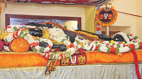 வெளிர் மஞ்சள் நிறப் பட்டாடையில் காட்சி அளித்த அத்திவரதர்.