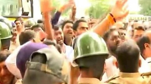 நம்பிக்கை வாக்கெடுப்பு: சுயேச்சை எம்எல்ஏக்களை முற்றுகையிட்ட காங்கிரஸ் தொண்டர்கள்