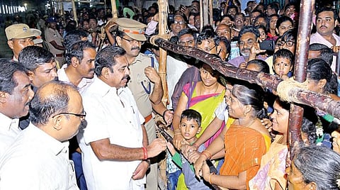 காஞ்சிபுரம் அத்திவரதரை முதல்வர் பழனிசாமி நேற்று தரிசனம் செய்தார். அப்போது, சாமி தரிசனம் செய்ய வரிசையில் காத்திருக்கும் பக்தர்களிடம், வசதிகள் மற்றும் பாதுகாப்பு ஏற்பாடுகள் குறித்து முதல்வர் கேட்டறிந்தார்.