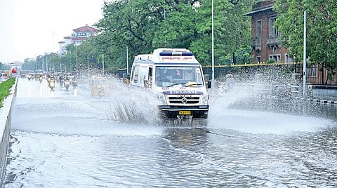 சென்னையில் நேற்று பரவலாக மழை பெய்தது. காமராஜர் சாலையில் தேங்கிய மழை நீரை கிழித்துக் கொண்டு செல்லும் ஆம்புலன்ஸ் வாகனம். படம்: எல்.சீனிவாசன்