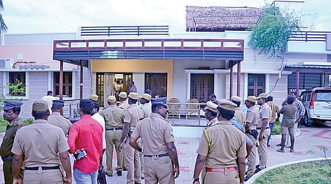 முன்னாள் மேயர் உமாமகேஸ்வரி உட்பட மூவர் கொலை செய்யப்பட்ட பங்களாவில் குவிக்கப்பட்ட போலீஸார்.