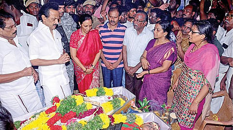 திருநெல்வேலியில் படுகொலை செய்யப்பட்ட உமா மகேஸ்வரி, அவரது கணவர் முருக சங்கரன் ஆகியோரின் உடல்களுக்கு அஞ்சலி செலுத்திய திமுக தலைவர் ஸ்டாலின், அவர்களது மகள்களுக்கு ஆறுதல் கூறினார். படம்: மு.லெட்சுமி அருண்